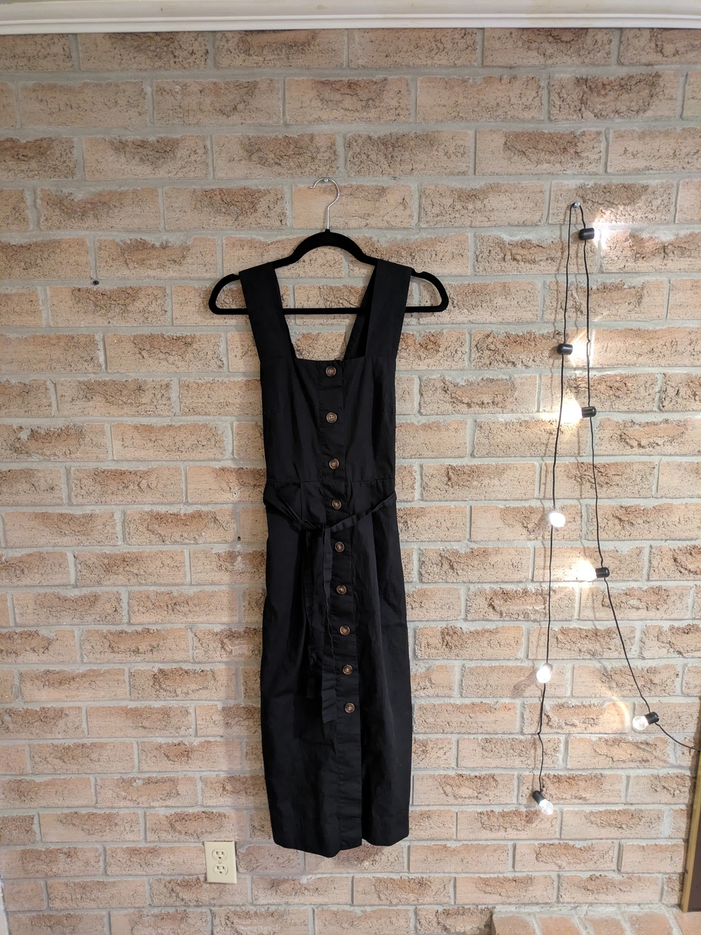 Sleeveless Black Button-Front Midi Dress with Tie Waist